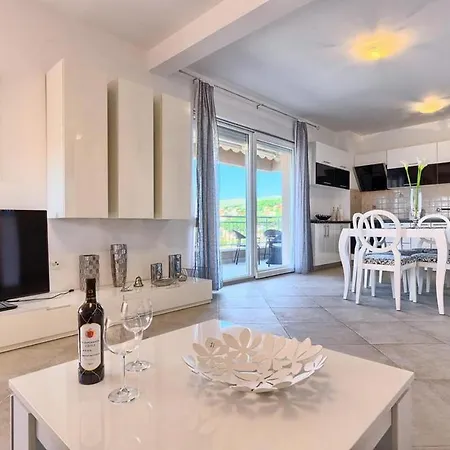 Apartament Luxury Black&white With Pool Trogir