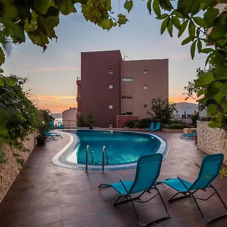 Luxury Black&white With Pool Apartament