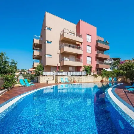 Luxury Black&white With Pool Apartament