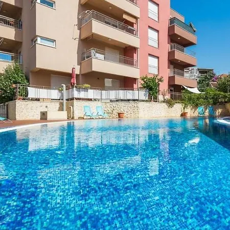 Luxury Black&white With Pool Apartament