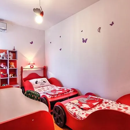 Luxury Black&white With Pool Apartament