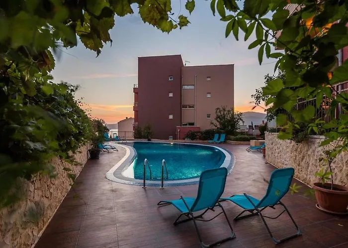 Luxury Black&white With Pool Apartmán