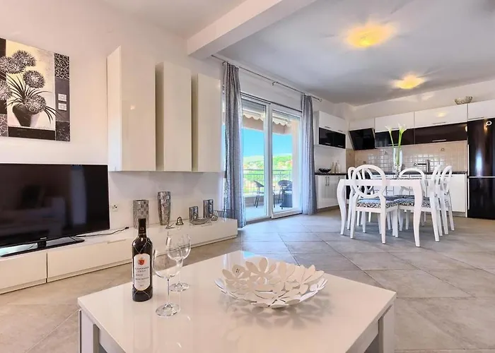 Appartement Luxury Black&white With Pool Trogir