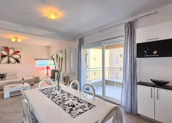 Luxury Black&white With Pool Appartement *