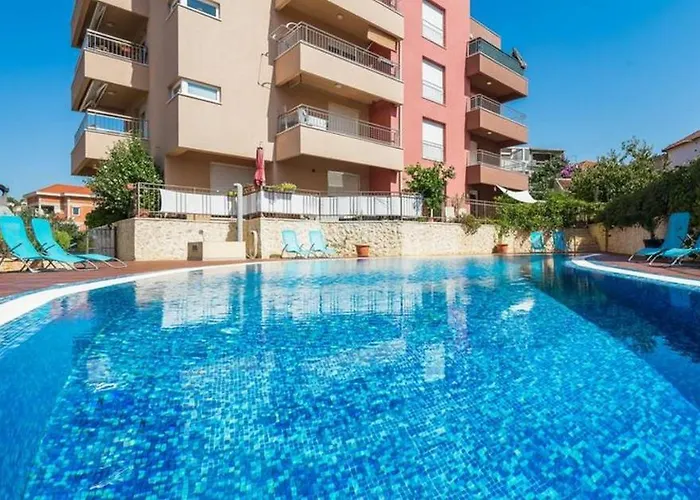 Luxury Black&white With Pool Appartement